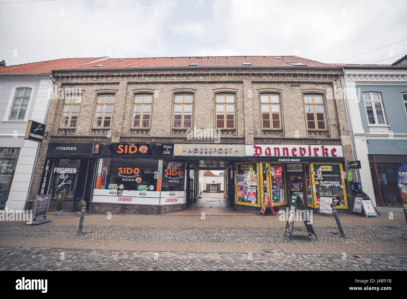 HADERSLEV, DANEMARK - 25 MARS - 2017 : Norreport rue commerçante de la ville à Haderslev au Danemark avec un kiosque et une pizzeria Banque D'Images