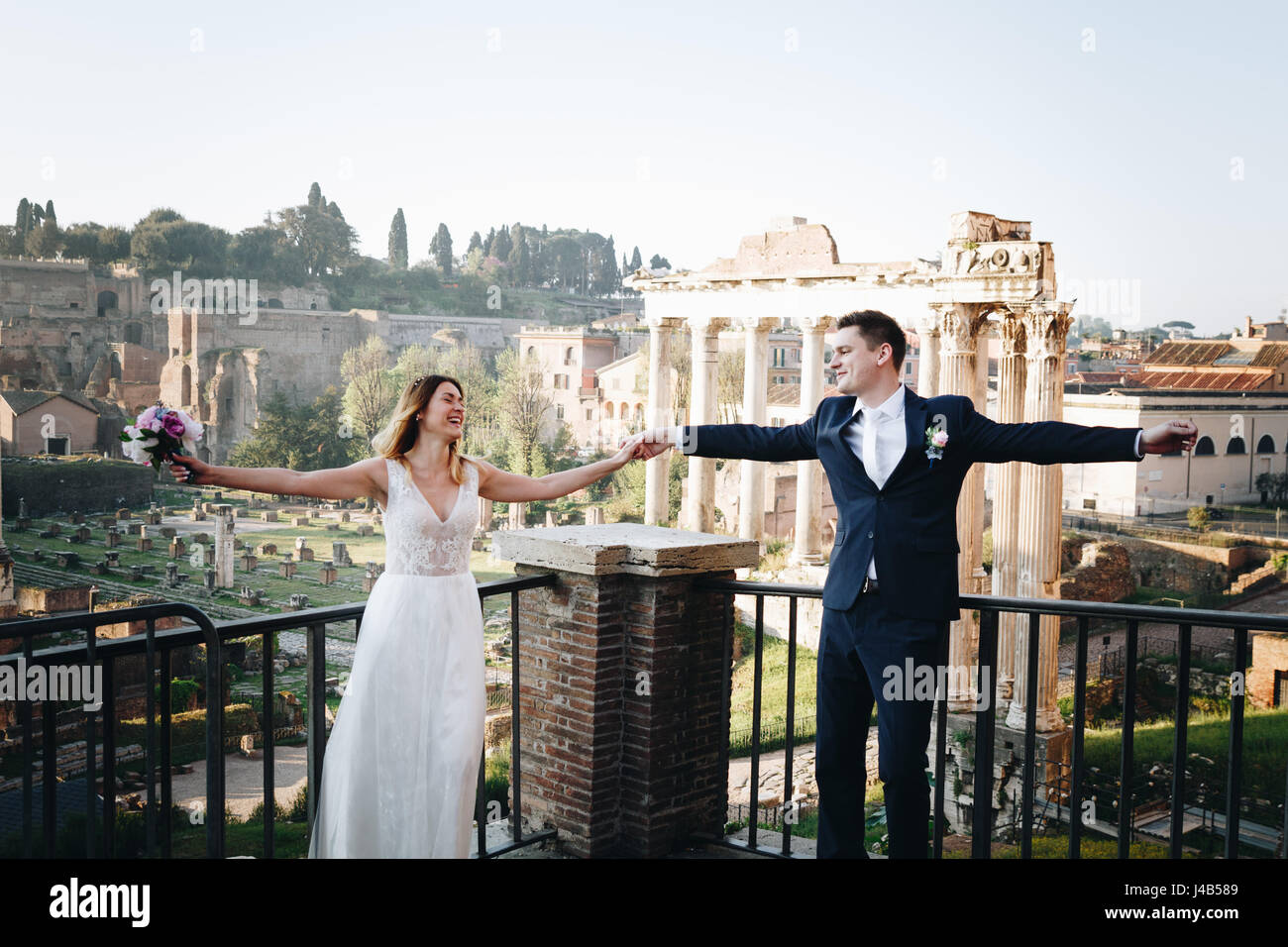 Mariée et le marié mariage pose devant le Forum Romain, Rome, Italie Photo  Stock - Alamy