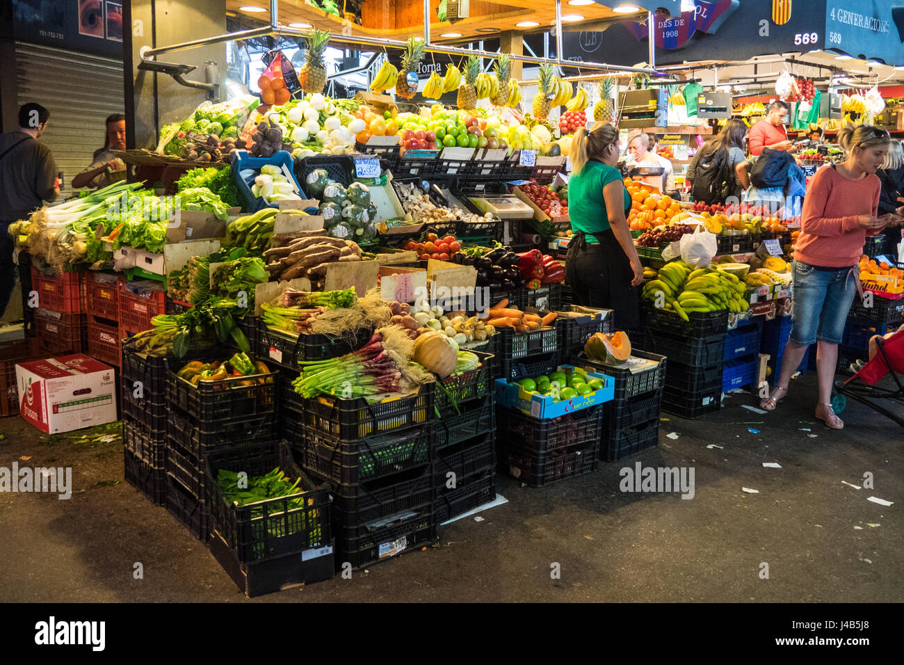 Des fruits et légumes en foodstall Mercat de Sant Josep de la Boqueria de Barcelone, Espagne. Banque D'Images