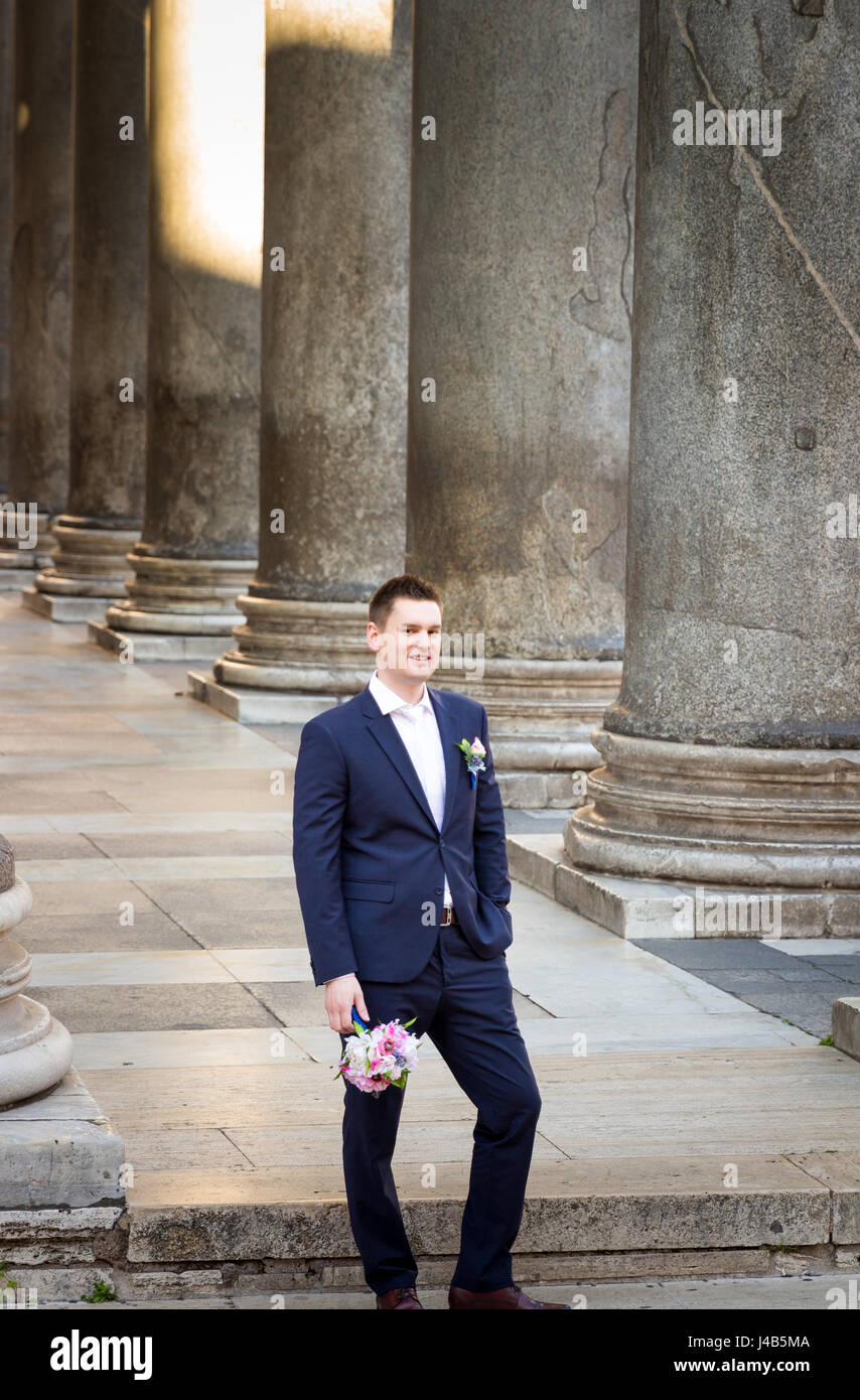 Groom holding la mariée bouquet devant le Panthéon, Rome, Italie Banque D'Images