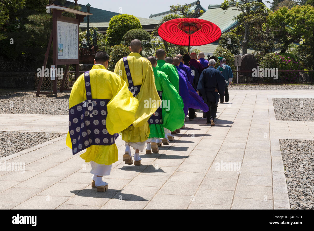 Prêtres bouddhistes dans des robes marche dans le Naritasan Shinshoji Temple à Narita, Japon. Les moines appartiennent à la secte Shingon Chisan du bouddhisme Banque D'Images