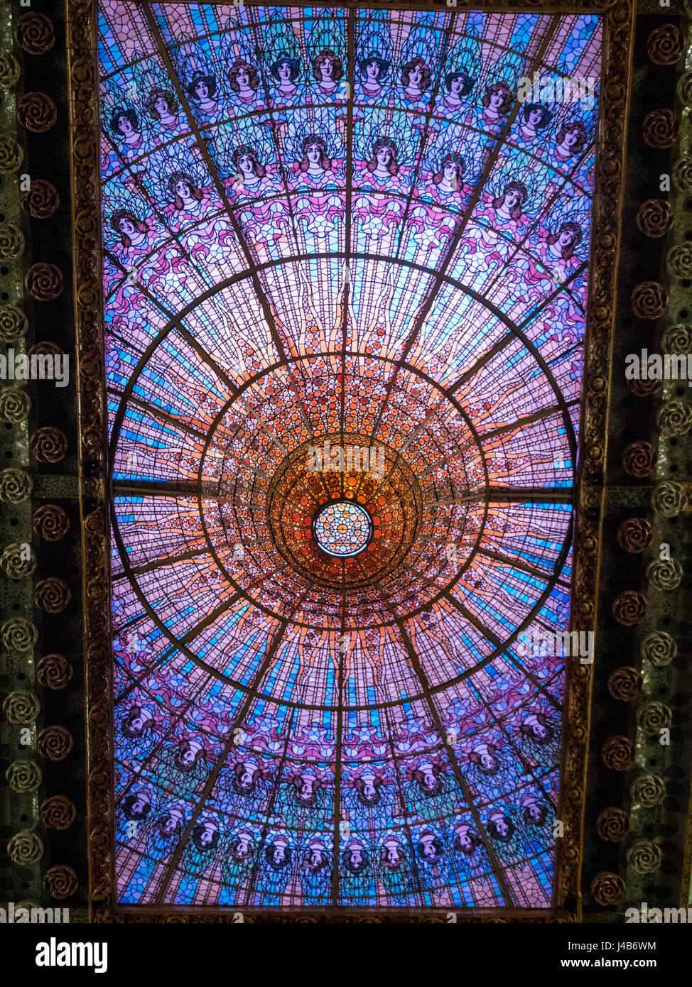 Vitrail de lucarne lucarne de Palau de la Música Catalana, Barcelone Espagne. Banque D'Images