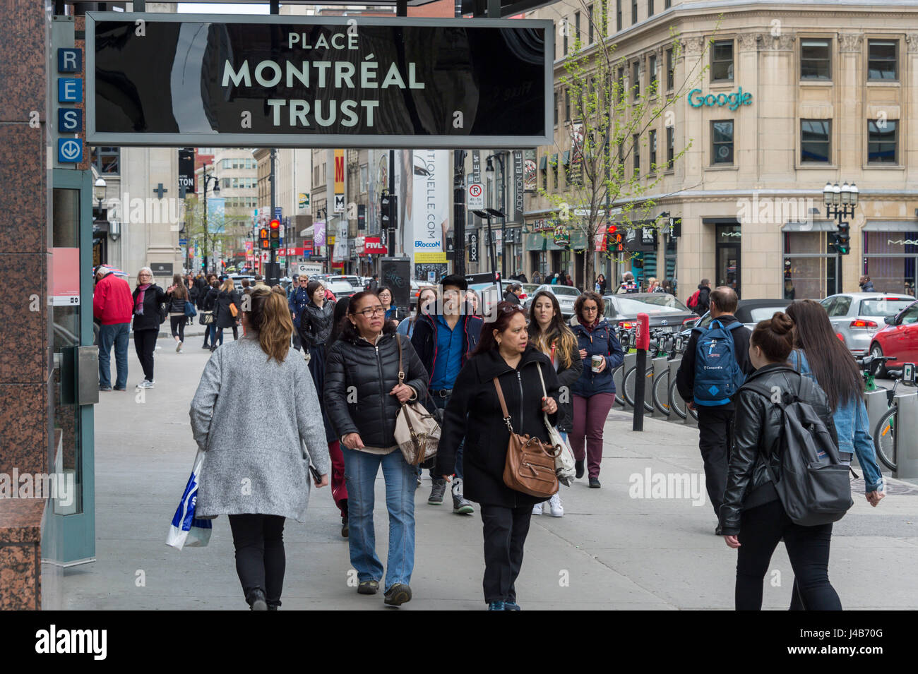 Foule de gens marchant sur la rue Sainte-Catherine à Montréal, au Canada. La rue Sainte-Catherine est la principale artère commerciale de Montréal. Banque D'Images