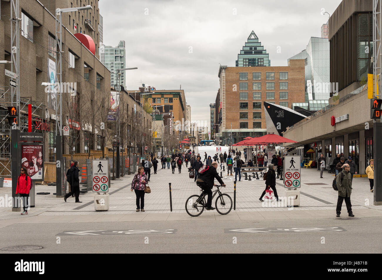 Foule de gens marchant sur la rue Sainte-Catherine à Montréal, au Canada. La rue Sainte-Catherine est la principale artère commerciale de Montréal. Banque D'Images