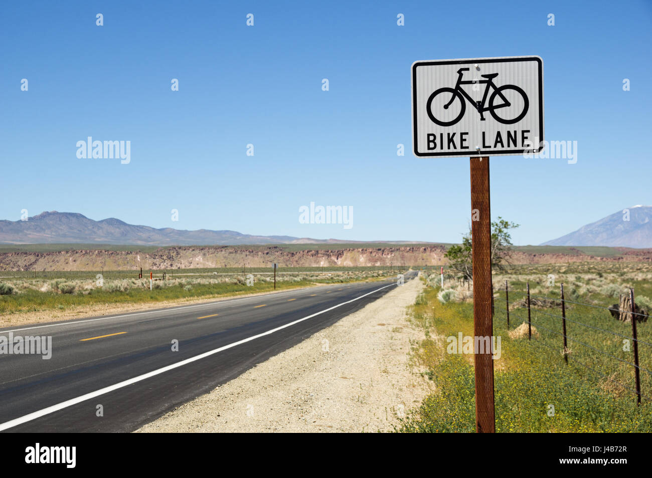 Bike Lane sign sur le côté de route droite dans la campagne de la vallée d'Owens Banque D'Images