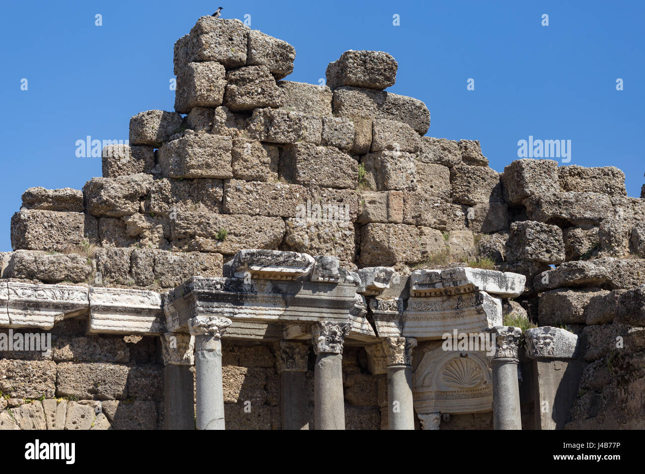 Fragment de l'ancienne agora à côté avec de grandes pierres et marbre colonne piliers contre le ciel bleu Banque D'Images