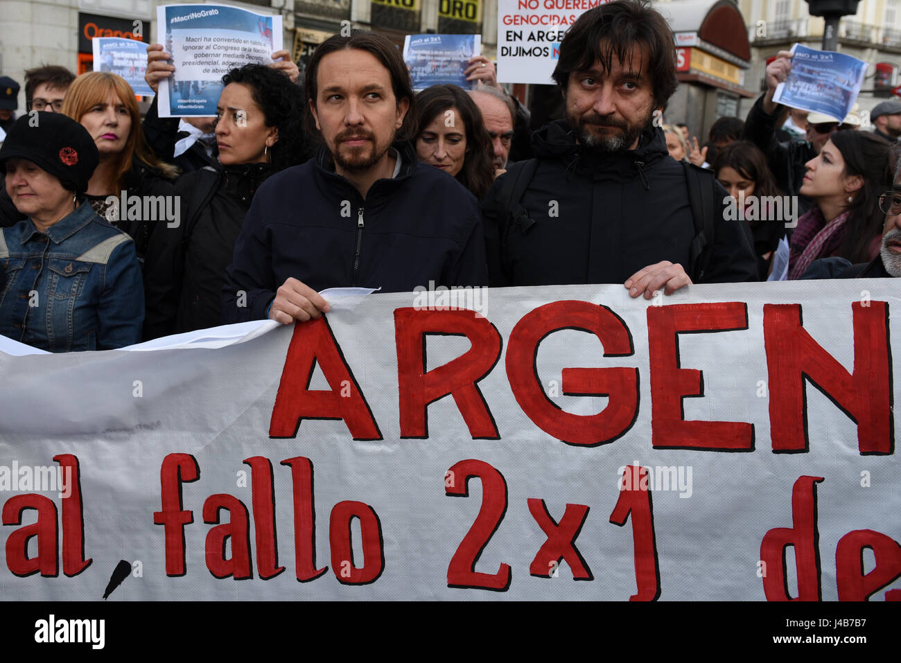 Parti de Gauche Podemos chef Pablo Iglesias, centre, et Rafael Mayoral tenir une bannière avec un message contre les "2x1" en Argentine, alors qu'il prend part à une manifestation à Madrid contre l'impunité pour les crimes commis en Espagne entre 1936 et 1975. (Photo par : Jorge Sanz/Pacific Press) Banque D'Images