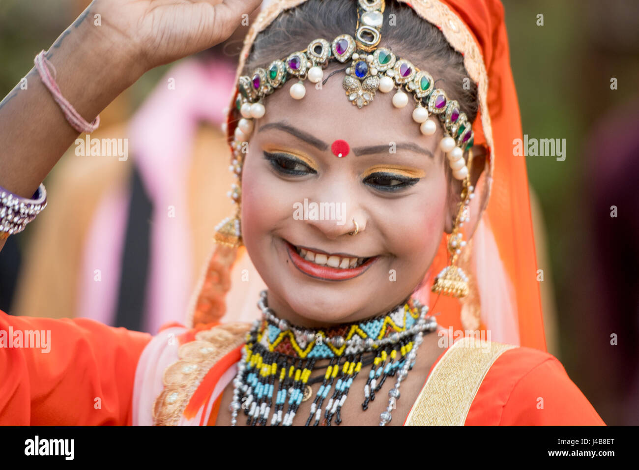 Femme indienne en tête décorative danse robe Banque D'Images