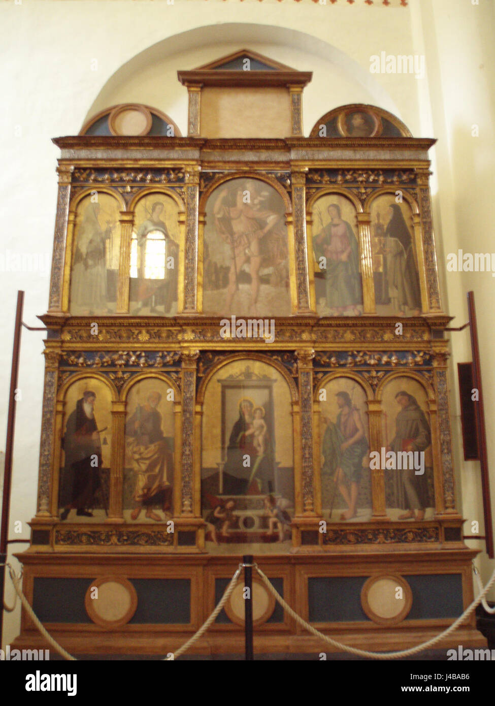 Le Polittico Mazzola fait référence à une œuvre d'art historique, peut-être un retable ou une peinture religieuse. La pièce est connue pour sa représentation détaillée de personnages religieux et d'événements. Banque D'Images