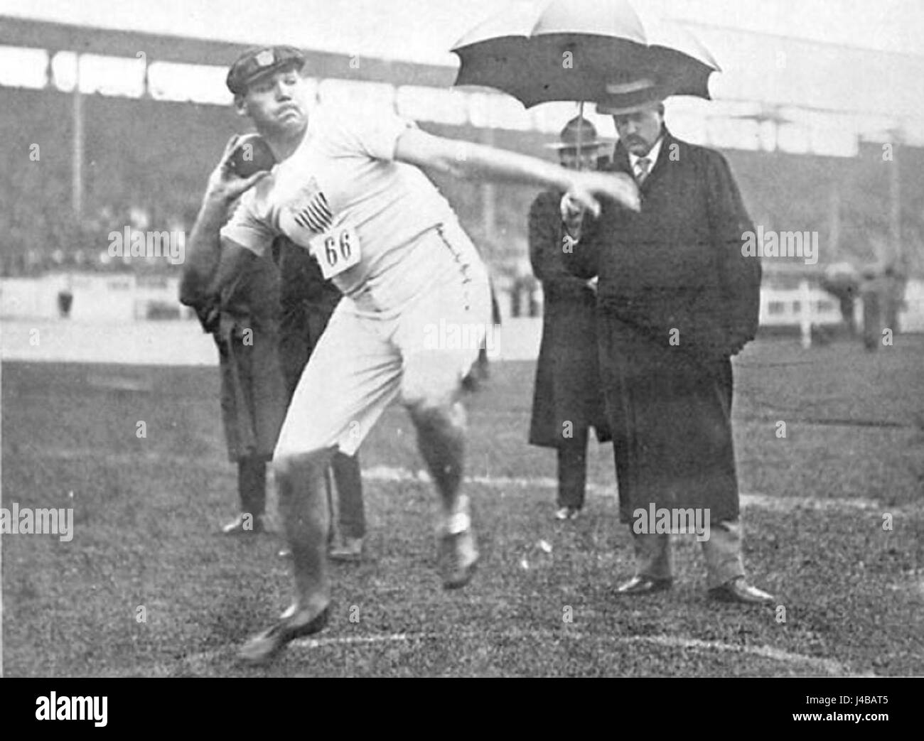 Ralph Rose était un athlète américain réputé, surtout connu pour ses réalisations en lancer de poids, remportant plusieurs championnats nationaux et une médaille olympique. Ses contributions à l'athlétisme sont bien reconnues. Banque D'Images