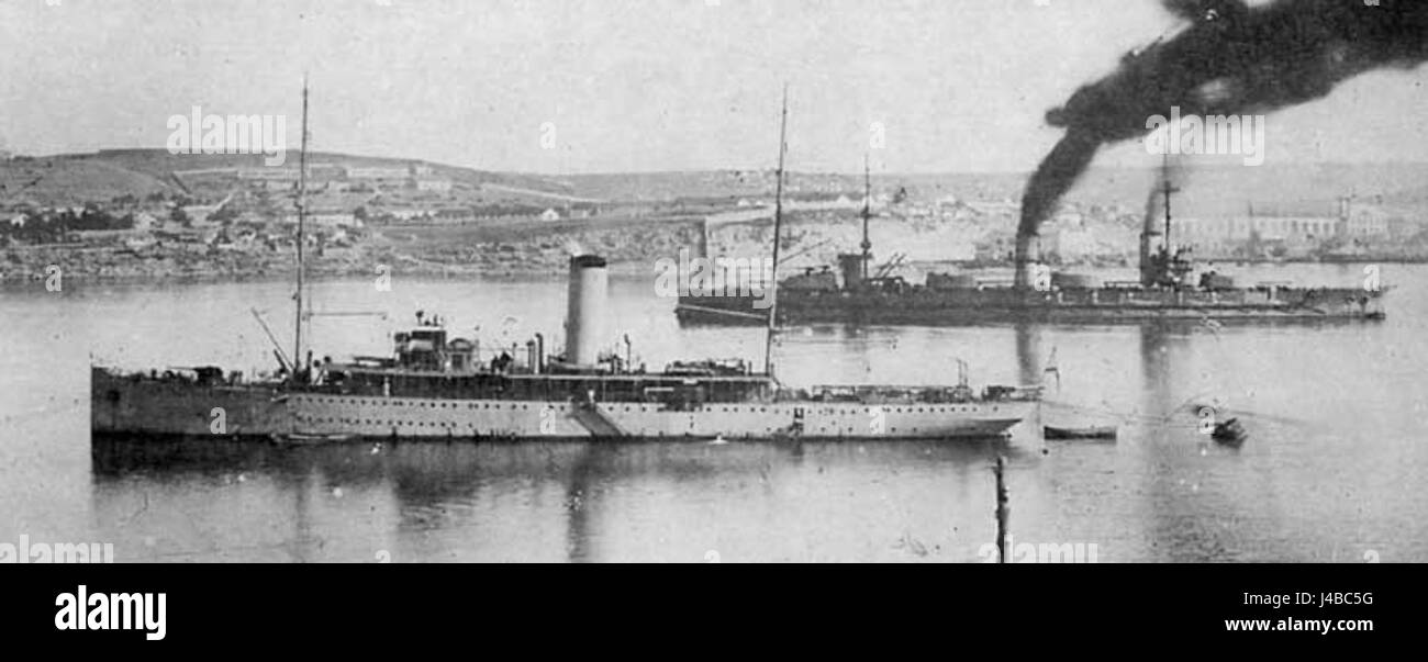 RouaniaShip fait référence à un navire associé à la Roumanie, probablement un navire historique ou moderne. Le terme peut être lié à l'histoire maritime, aux navires de guerre, ou au rôle d'un navire particulier dans le commerce maritime ou l'histoire militaire de la Roumanie. Le terme pourrait également être lié à un événement important ou à un navire notable représentant la puissance maritime roumaine. Banque D'Images