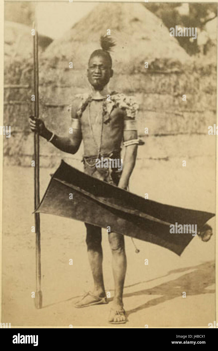Une photographie de Richard Buchta représentant un guerrier acholi. Le peuple Acholi est un groupe ethnique de l'Ouganda et du Soudan du Sud, connu pour ses traditions culturelles distinctes, ses vêtements et son histoire guerrière. Banque D'Images