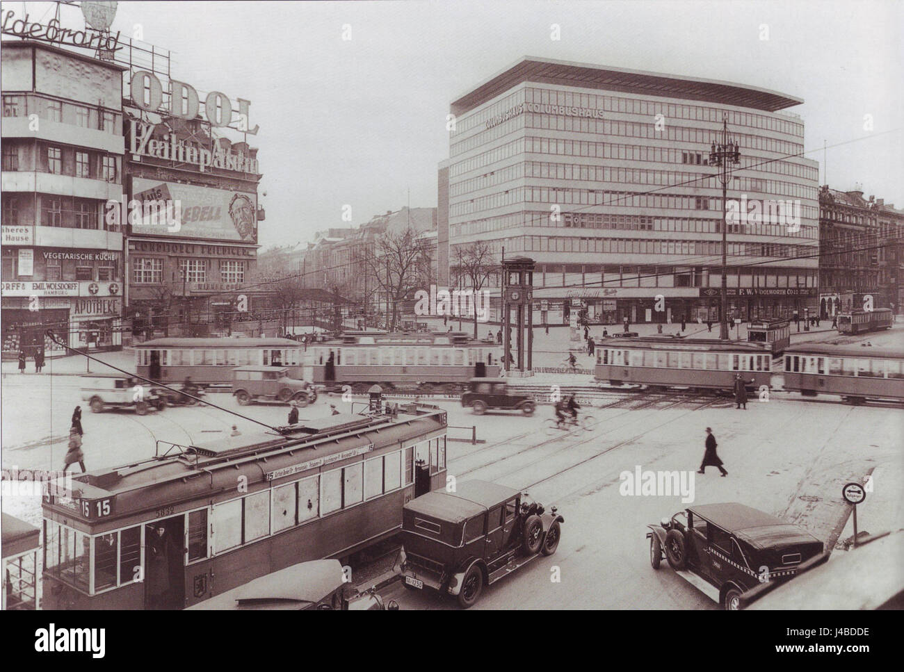 Potsdamer Platz à Berlin, représentée dans une image de 1932, présente Columbushaus, un bâtiment emblématique représentant l'architecture du début du XXe siècle dans la ville. Banque D'Images