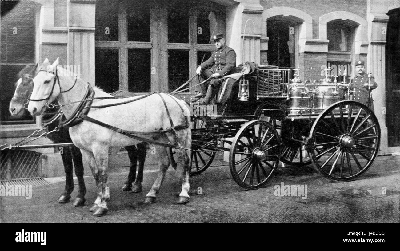 PSM V47 D512 représente un moteur de pompiers chimiques, un véhicule de lutte contre les incendies utilisé pour combattre les incendies chimiques. Il met en lumière les avancées technologiques dans les équipements de lutte contre les incendies du début du XXe siècle. Banque D'Images