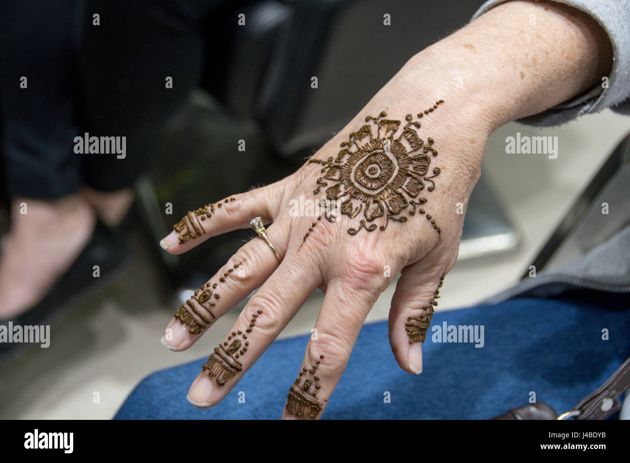 Vue rapprochée d'un nouveau tatouage au henné fait à New Delhi, Inde. Banque D'Images