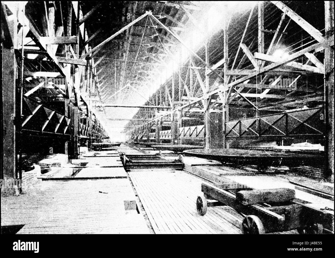 L'intérieur de la salle de meulage du verre à Ford City, en Pennsylvanie, tel que décrit dans la publication PSM V42 D609, présentant les procédés et équipements industriels. Banque D'Images