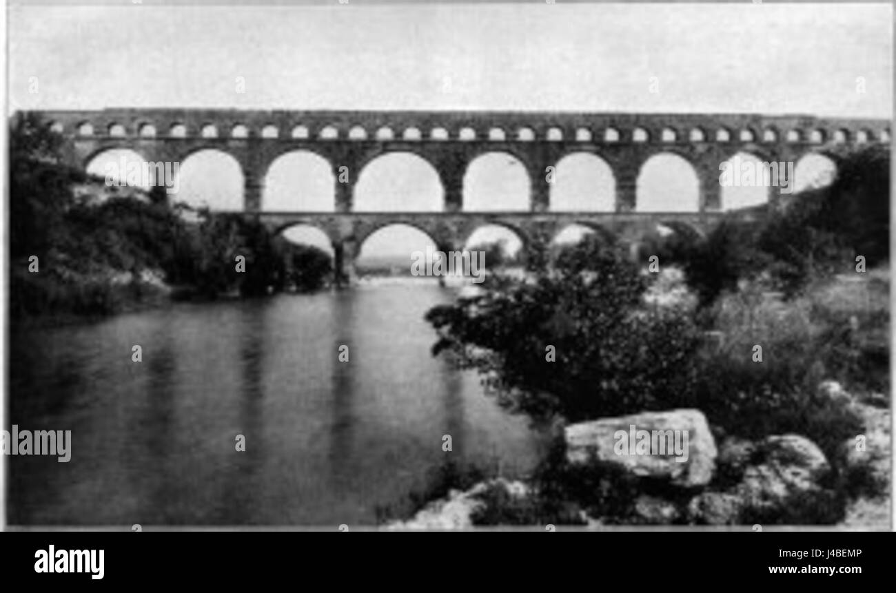 Le *Pont du Gard* est un ancien pont aqueduc romain situé dans le sud de la France. Cette image de 1911 met en valeur la structure emblématique qui faisait autrefois partie du système d'aqueduc NÃ®mes, un exploit remarquable de l'ingénierie romaine. Banque D'Images
