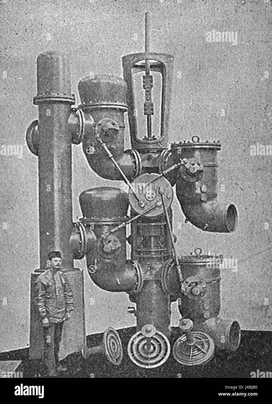 La pompe Riedler, telle que décrite dans l'édition 1904 du 'Nouveau catéchisme du moteur à vapeur', est un dispositif à vapeur utilisé dans diverses applications industrielles pour déplacer l'eau ou d'autres fluides. Il met en lumière les avancées technologiques du début du XXe siècle dans la mécanique des machines à vapeur et le transport des fluides. Banque D'Images