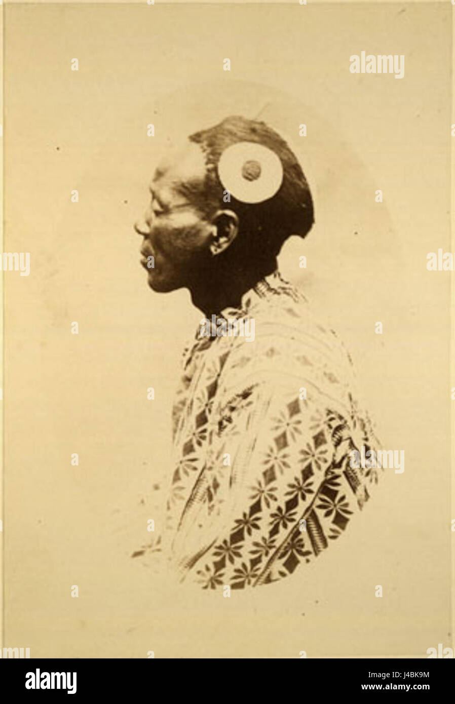 Ce portrait de Richard Buchta capture un chef Acholi, fournissant un important dossier visuel des pratiques culturelles et de leadership du peuple Acholi d'Ouganda. Banque D'Images