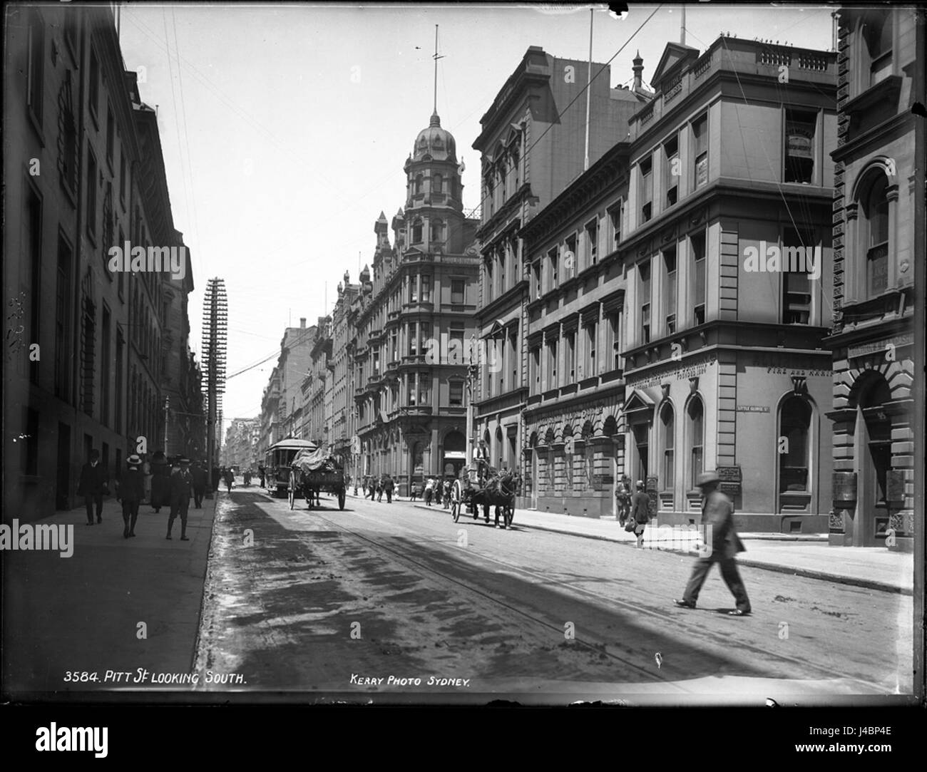 Cette photographie représente Pitt Street à Sydney, vue vers le sud depuis la collection du Powerhouse Museum. L'image capture le paysage urbain animé avec des bâtiments et des rues typiques du paysage urbain de Sydney. Banque D'Images