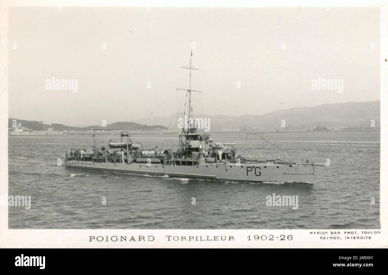 Un Poignard F est un type d'arme militaire, faisant probablement référence à un poignard ou à une petite arme de poche utilisée par les forces navales dans des situations de combat rapproché. La référence à un destroyer suggère un contexte naval, peut-être une référence à un navire ou à une action militaire. Banque D'Images