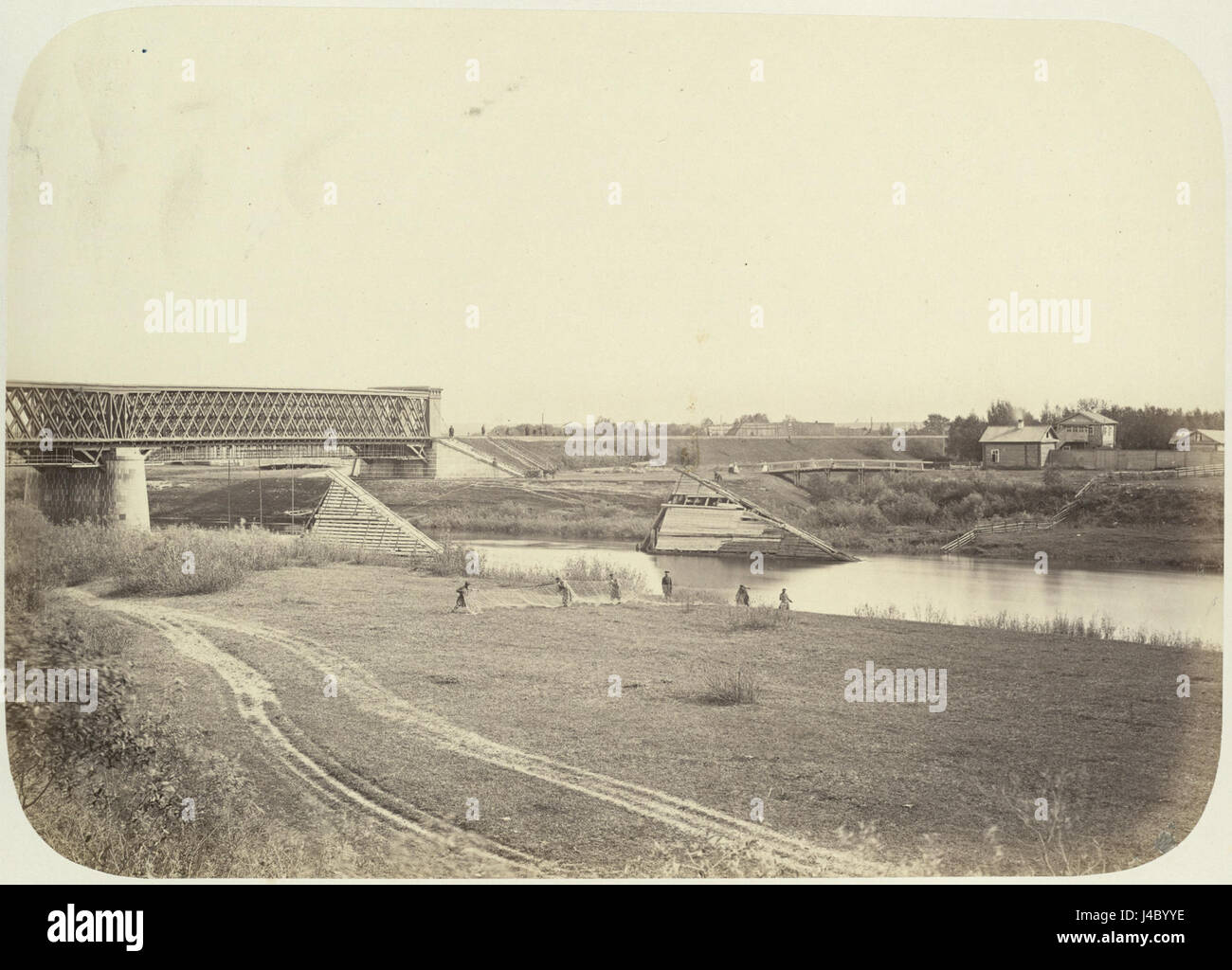 Le pont ferroviaire du chemin de fer Nikolaev, construit au XIXe siècle, est un élément clé de l'infrastructure du système de transport. Il est important pour son rôle dans la connexion de diverses régions et ses caractéristiques d'ingénierie historiques. Banque D'Images