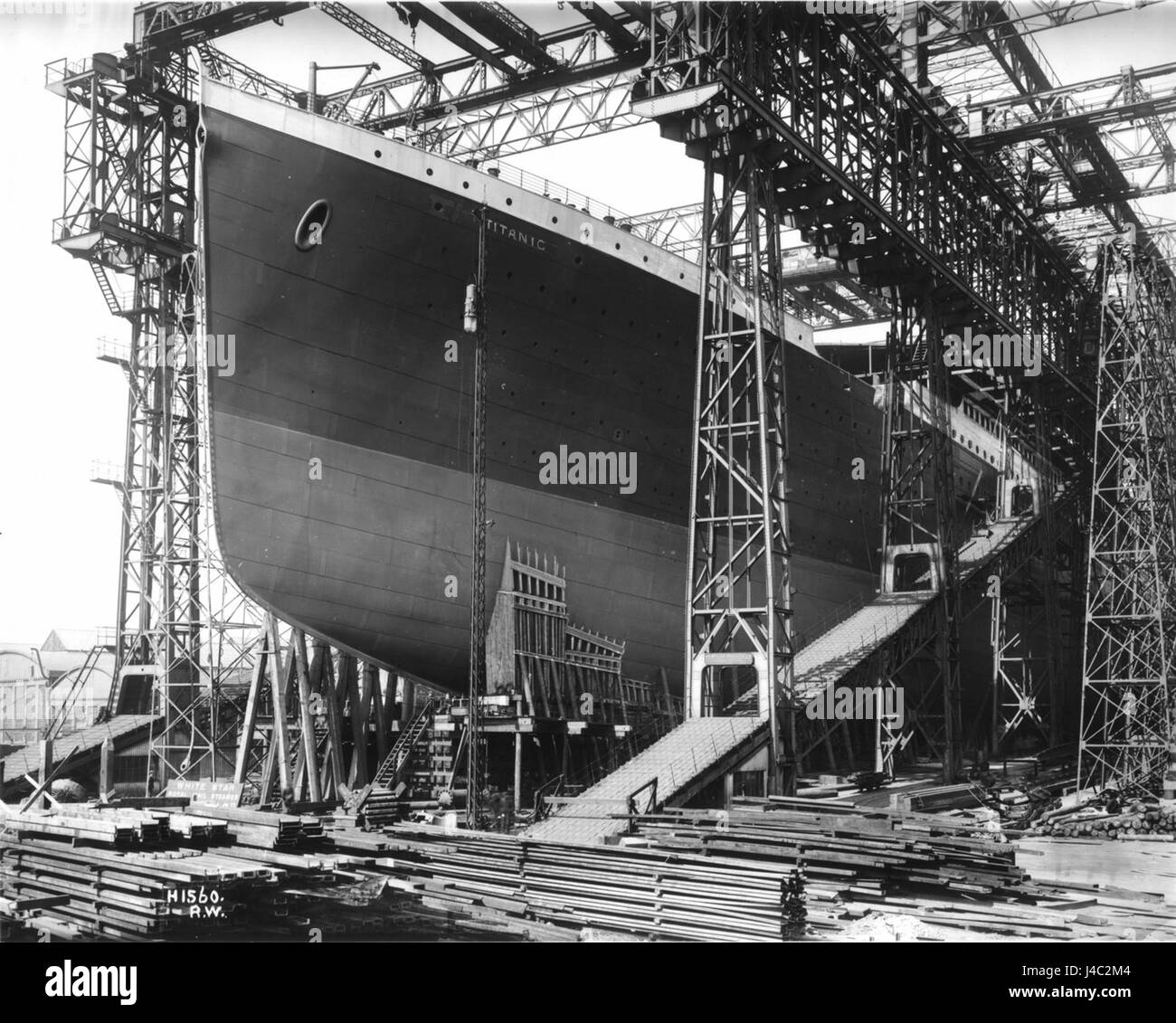Cette image historique montre le RMS Titanic tel qu'il était en préparation pour le lancement en 1911. Le Titanic était l'un des plus grands et des plus célèbres navires à passagers de son temps, connu pour son naufrage tragique en 1912. Banque D'Images