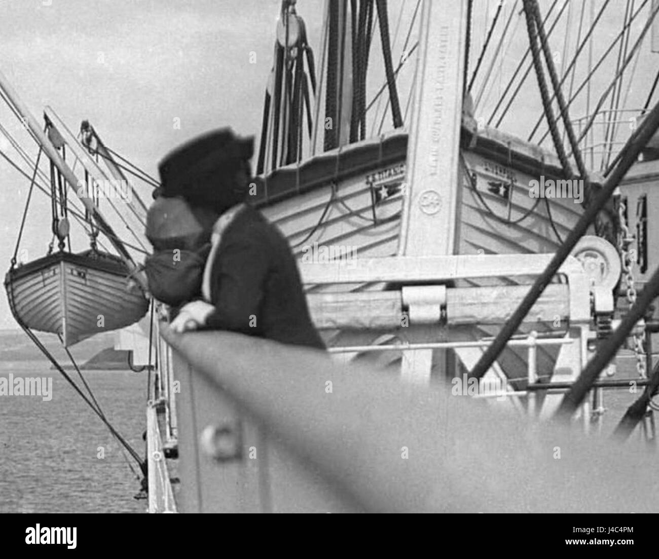 Une photographie représentant les canots de sauvetage du côté bâbord du RMS Titanic avant son voyage fatidique, montrant leur disposition et leur préparation à la sécurité. Banque D'Images