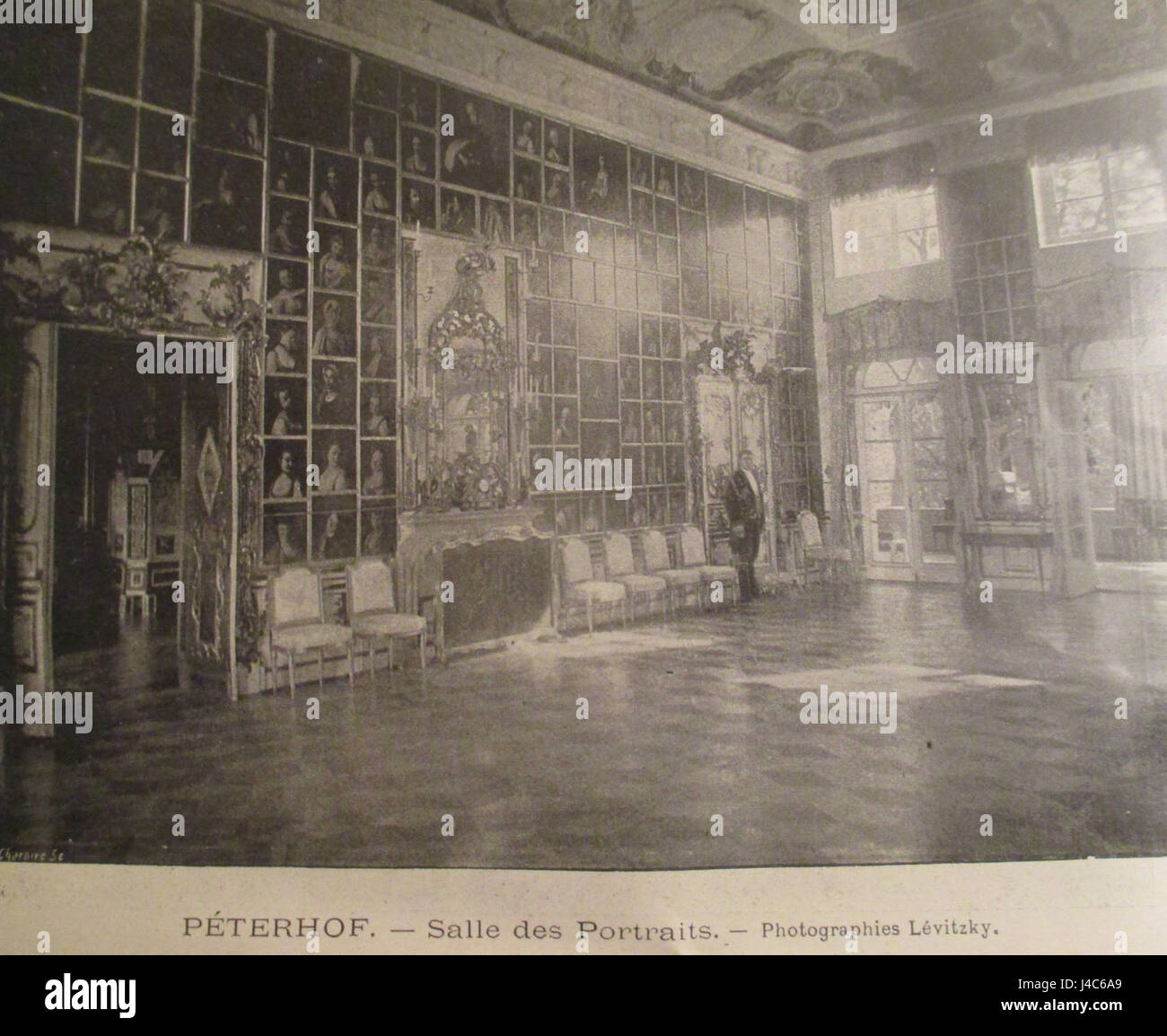 La salle des Portraits de Peterhof fait référence à une galerie du palais de Peterhof en Russie, connue pour sa collection de portraits de la royauté russe et de personnages historiques. Banque D'Images