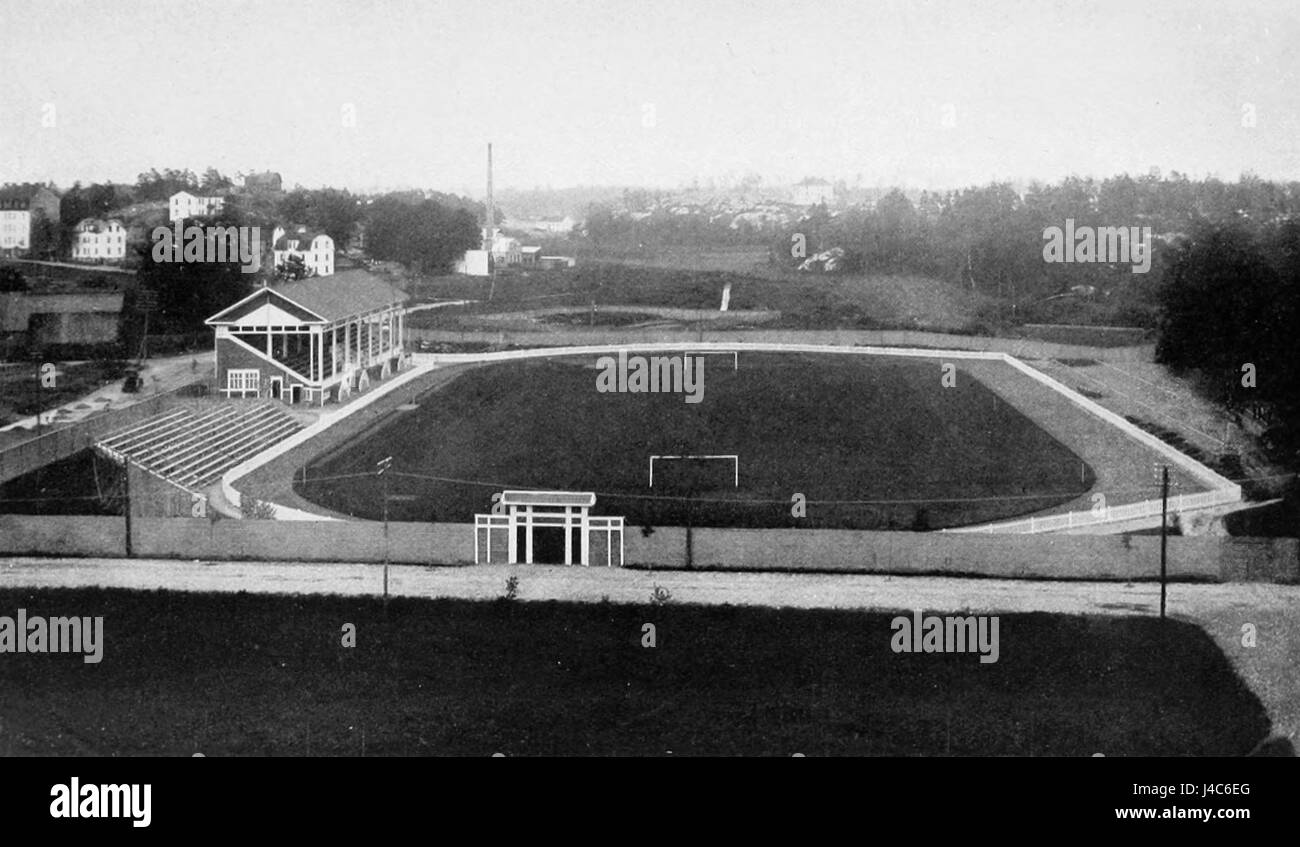 RÃ¥sunda, situé à Solna, en Suède, était un stade de football important qui a accueilli des événements majeurs, dont le tournoi olympique de football de 1912. C'était un lieu emblématique de l'histoire sportive suédoise jusqu'à sa démolition en 2013. Banque D'Images
