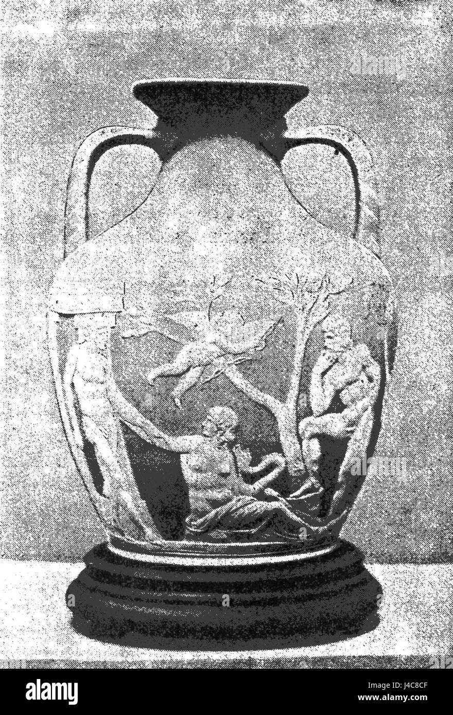 Le vase Portland est un célèbre vase romain en verre camée, connu pour ses reliefs complexes représentant des scènes mythologiques. Le vase, datant du Ier siècle après JC, est l'une des œuvres les plus importantes de l'art du verre romain et est conservé au British Museum. Banque D'Images