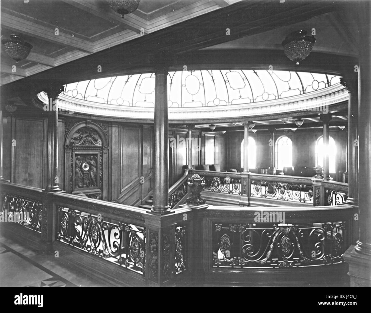 Photographie d'Olympic's Grand escalier avec le dôme de cristal et de l'horloge. Photographie prise au niveau du pont de bateau Banque D'Images