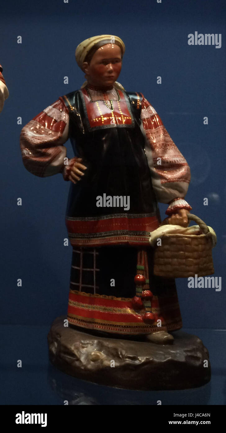 Cette image représente des sculptures en porcelaine représentant les divers peuples de Russie. Ces œuvres détaillées mettent en lumière les différents groupes ethniques et cultures qui composent le riche patrimoine de la Russie. Banque D'Images