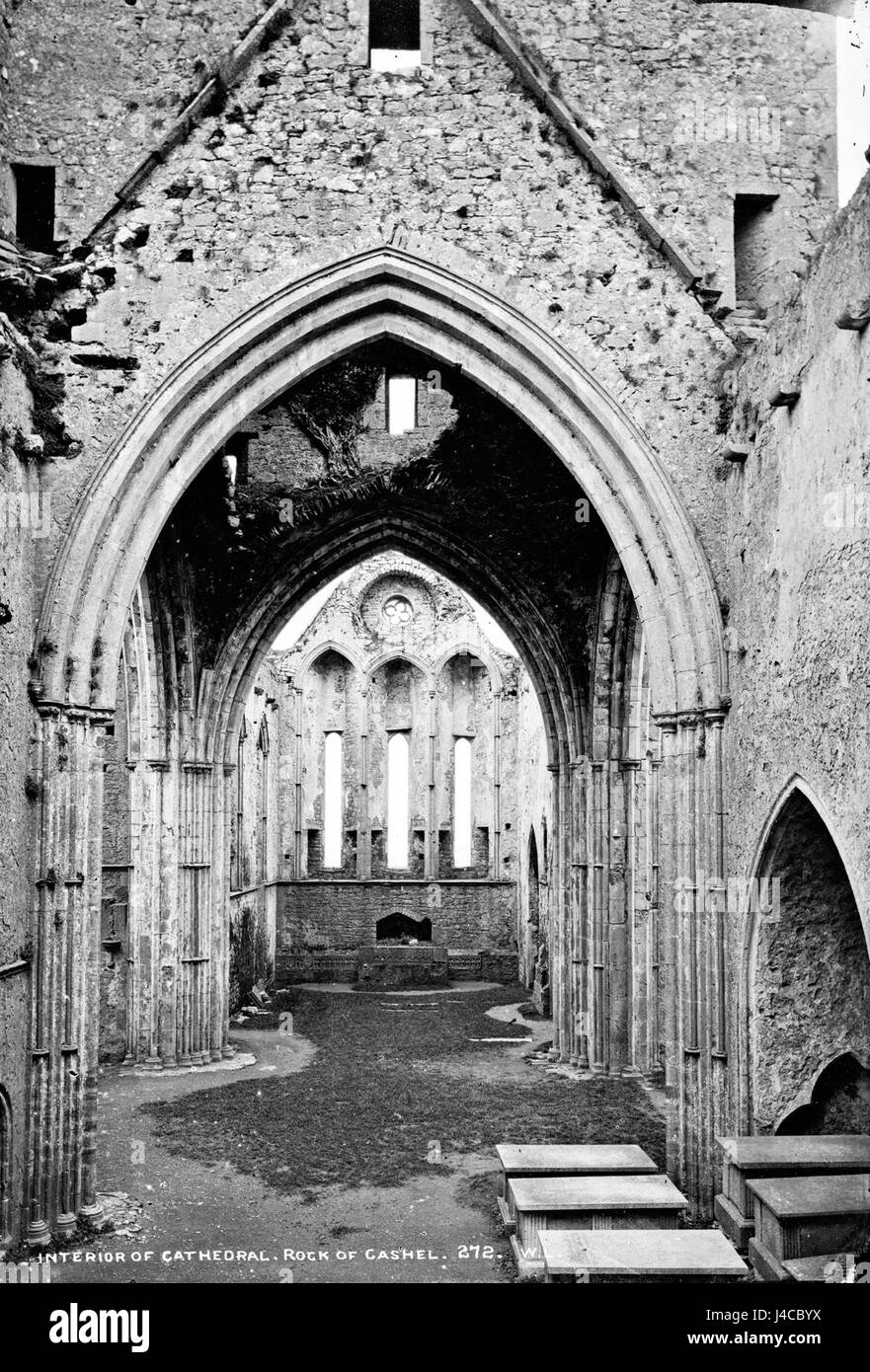 Le Rocher de Cashel, également connu sous le nom de Rocher de Patrick, est un site historique du comté de Tipperary, en Irlande. L'intérieur présente une architecture médiévale, y compris une tour ronde, la chapelle de Cormac, une cathédrale et une haute croix, reflétant son importance historique en tant qu'ancien siège des rois de Munster. Banque D'Images