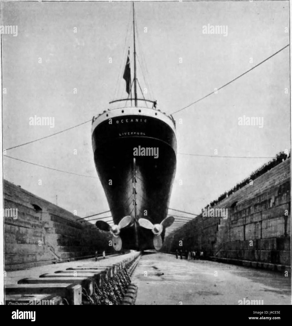 Le RMS Oceanic, un paquebot britannique, a été entretenu en cale sèche. La mise en cale sèche fait référence au processus consistant à sortir un navire de l'eau pour des réparations ou une inspection, une partie essentielle de l'entretien du navire. Banque D'Images