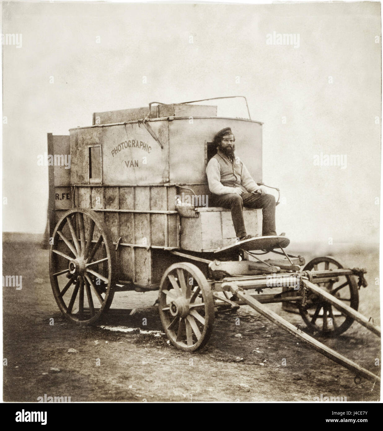 La célèbre photographie de Roger Fenton d'un wagon, prise pendant la guerre de Crimée, a été retouchée pour renforcer son importance historique. L'image fournit un enregistrement visuel de la logistique en temps de guerre et de l'impact de la photographie au milieu du XIXe siècle. Banque D'Images