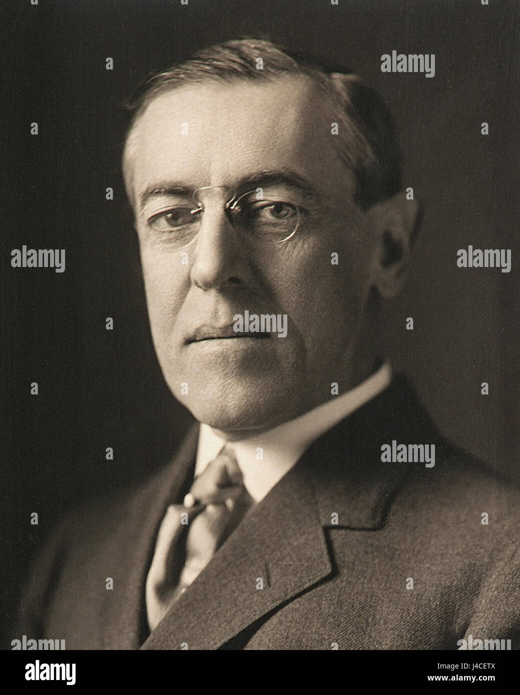 Cette photographie, prise par Harris & Ewing en 1914, représente le président Woodrow Wilson, capturant sa présence et son leadership au cours d'une période critique de l'histoire des États-Unis, juste avant la première Guerre mondiale Banque D'Images Cette photographie, prise par Harris & Ewing en 1914, représente le président Woodrow Wilson, capturant sa présence et son leadership au cours d'une période critique de l'histoire des États-Unis, juste avant la première Guerre mondiale Banque D'Images