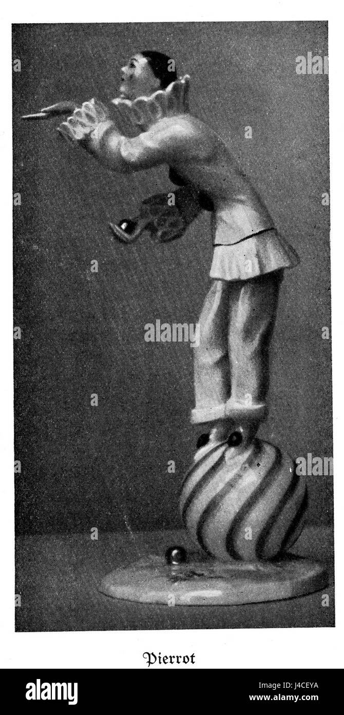 'Porzellan Figur 1924 DGE Pierrot' fait référence à une figurine en porcelaine créée en 1924, représentant probablement un personnage, Pierrot. Pierrot est un personnage traditionnel du théâtre français commedia dell'Arte, souvent représenté dans l'art comme un clown triste. La figurine peut refléter des styles artistiques du début du XXe siècle. Banque D'Images