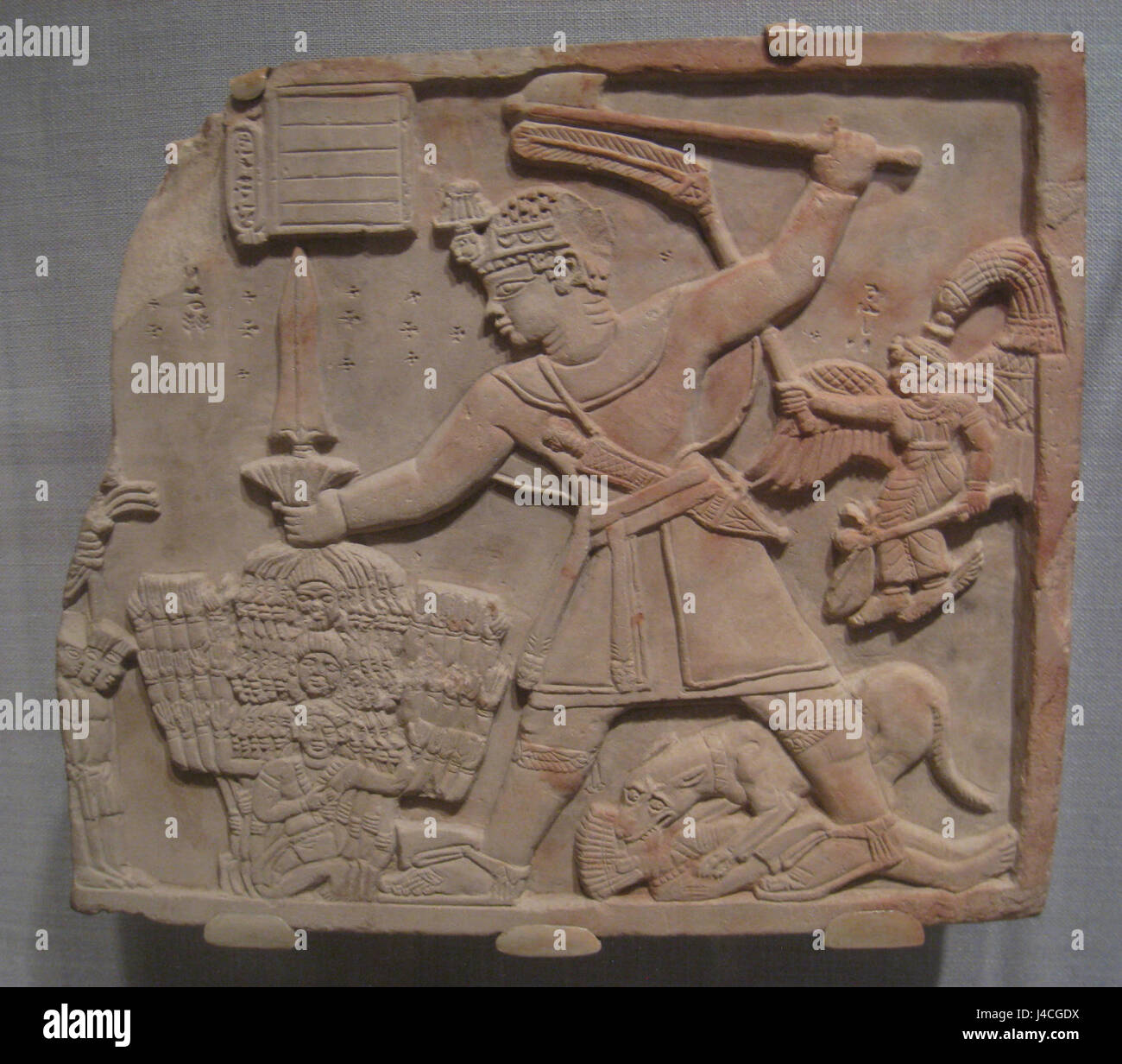 Un relief de grès méroïtique du début du Ier siècle de notre ère représente le prince Arikankharer tuant ses ennemis. Cette œuvre d'art, conservée au Worcester Art Museum, offre un aperçu de l'art méroïtique et de l'imagerie royale de la Nubie antique. Banque D'Images Un relief de grès méroïtique du début du Ier siècle de notre ère représente le prince Arikankharer tuant ses ennemis. Cette œuvre d'art, conservée au Worcester Art Museum, offre un aperçu de l'art méroïtique et de l'imagerie royale de la Nubie antique. Banque D'Images