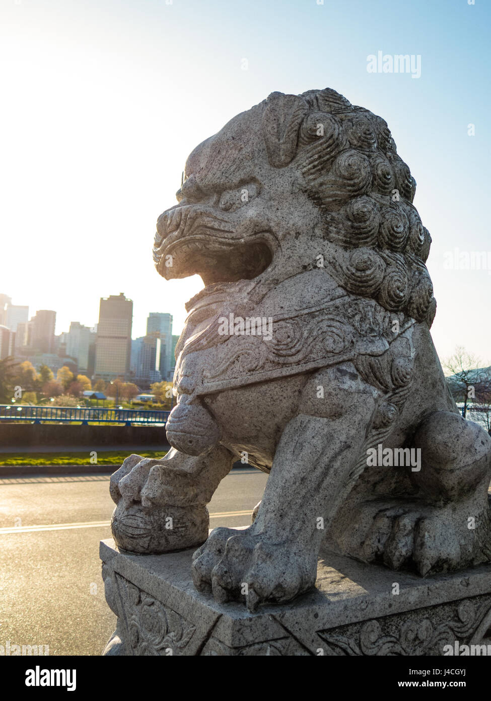 Chien Lion Chinois foo (Garde côtière canadienne) à la ligne d'horizon au-dessus de Vancouver pendant le coucher du soleil Banque D'Images