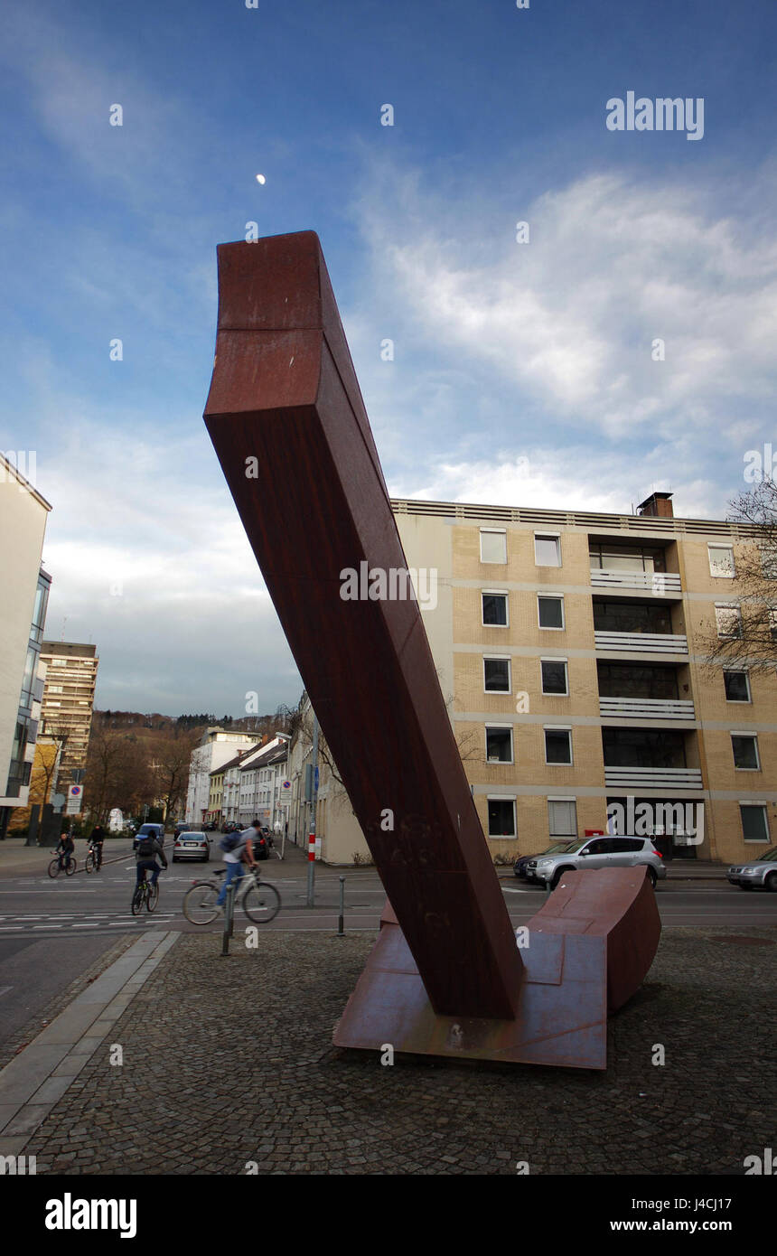 Cette image montre un morceau de plastique devant le bâtiment de la FMF à Fribourg, mettant éventuellement en évidence une installation artistique ou un problème environnemental, nécessitant un contexte supplémentaire pour une compréhension complète. Banque D'Images