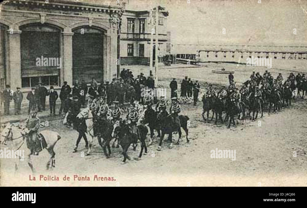 La Policia de Punta Arenas en 1910 fait référence à la police de Punta Arenas, au Chili, pendant une période historique, peut-être liée à la police, l'application de la loi et les conditions sociales au début du XXe siècle. Banque D'Images