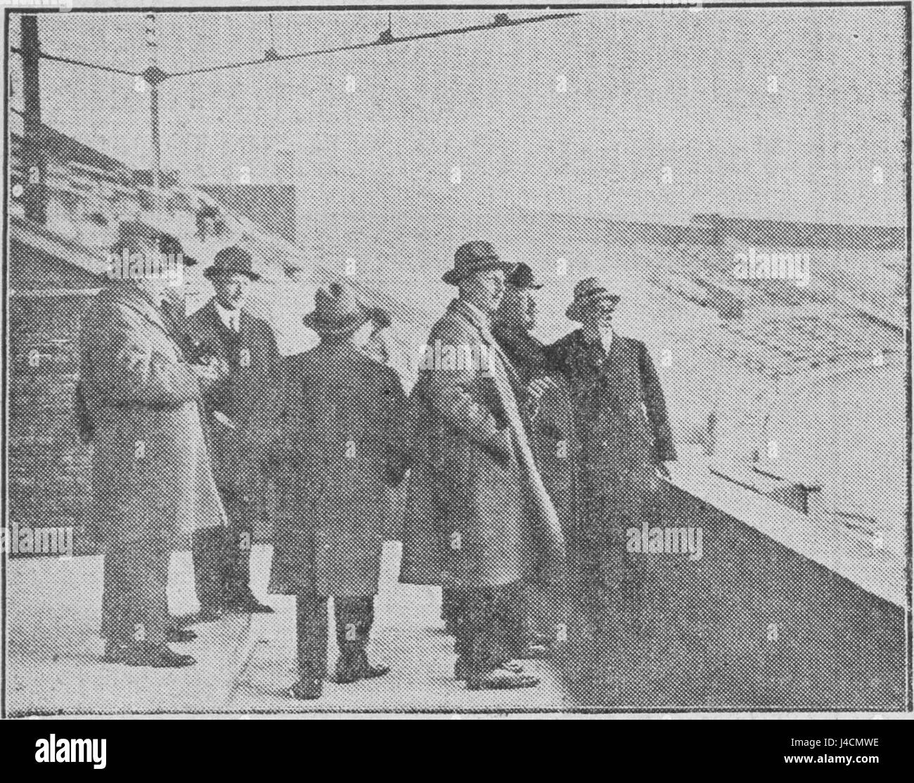 'Prins Hendrik bezoekt Olympisch Stadion 02' représente une visite du prince Henry au stade olympique. L'image illustre la nature cérémonielle de l'événement, reflétant l'importance des visites royales aux principaux sites sportifs. Banque D'Images