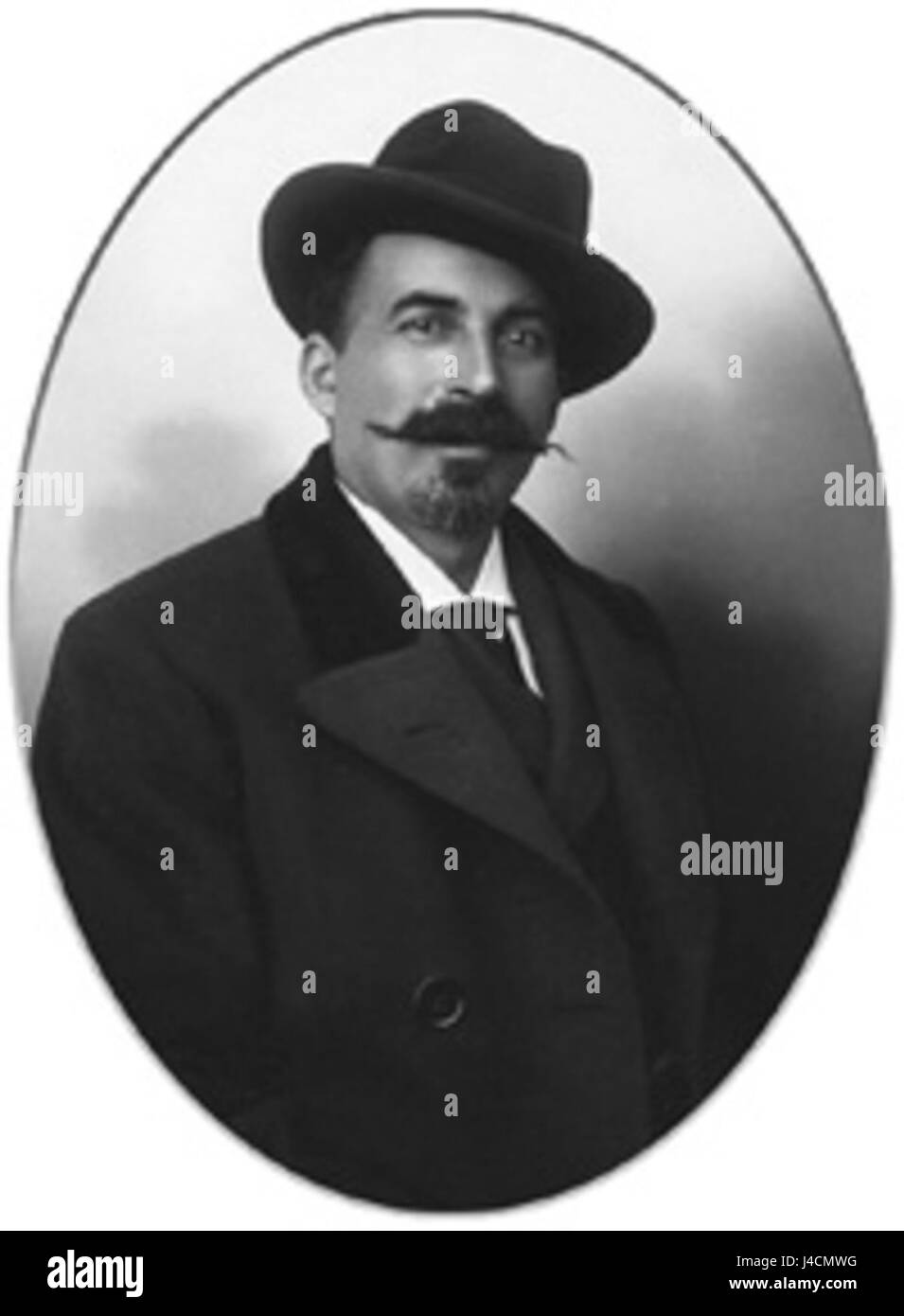 Jean Gilletta était un photographe français renommé, connu pour ses portraits. Cette image est un portrait de Gilletta lui-même, capturant probablement son apparence personnelle ou son style artistique. Banque D'Images