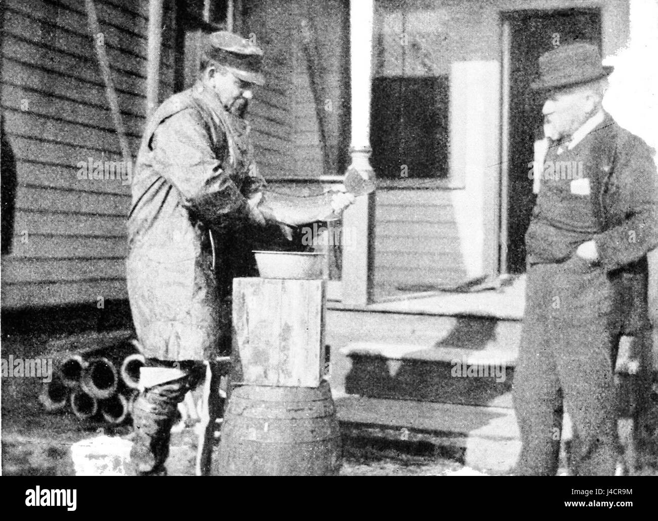 Cette illustration du Popular Science Monthly représente une personne tentant une tâche importante sans assistance. L'image met l'accent sur la résilience et la détermination humaines, symbolisant les efforts d'un individu pour atteindre des objectifs importants par lui-même. Banque D'Images