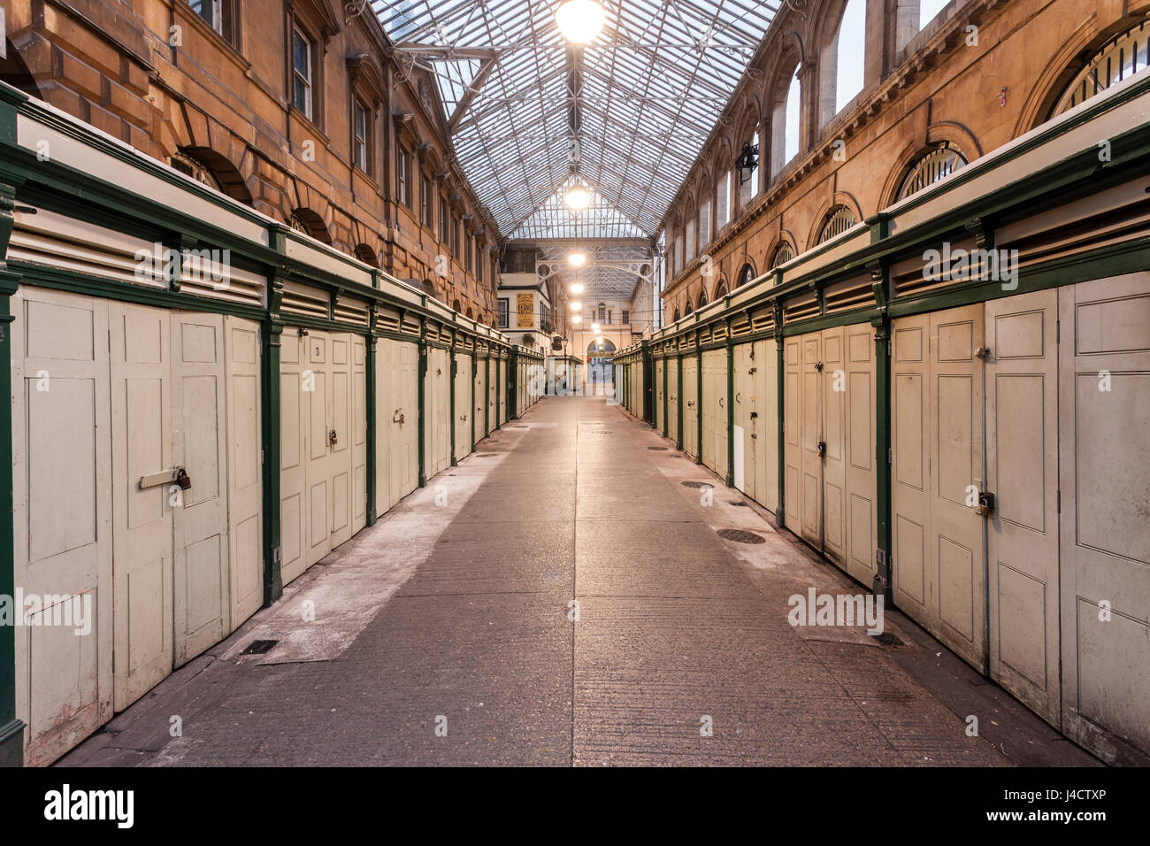 Une vue le long de la cale, sous le verre Arcade, marché de St Nicholas, Bristol. Banque D'Images