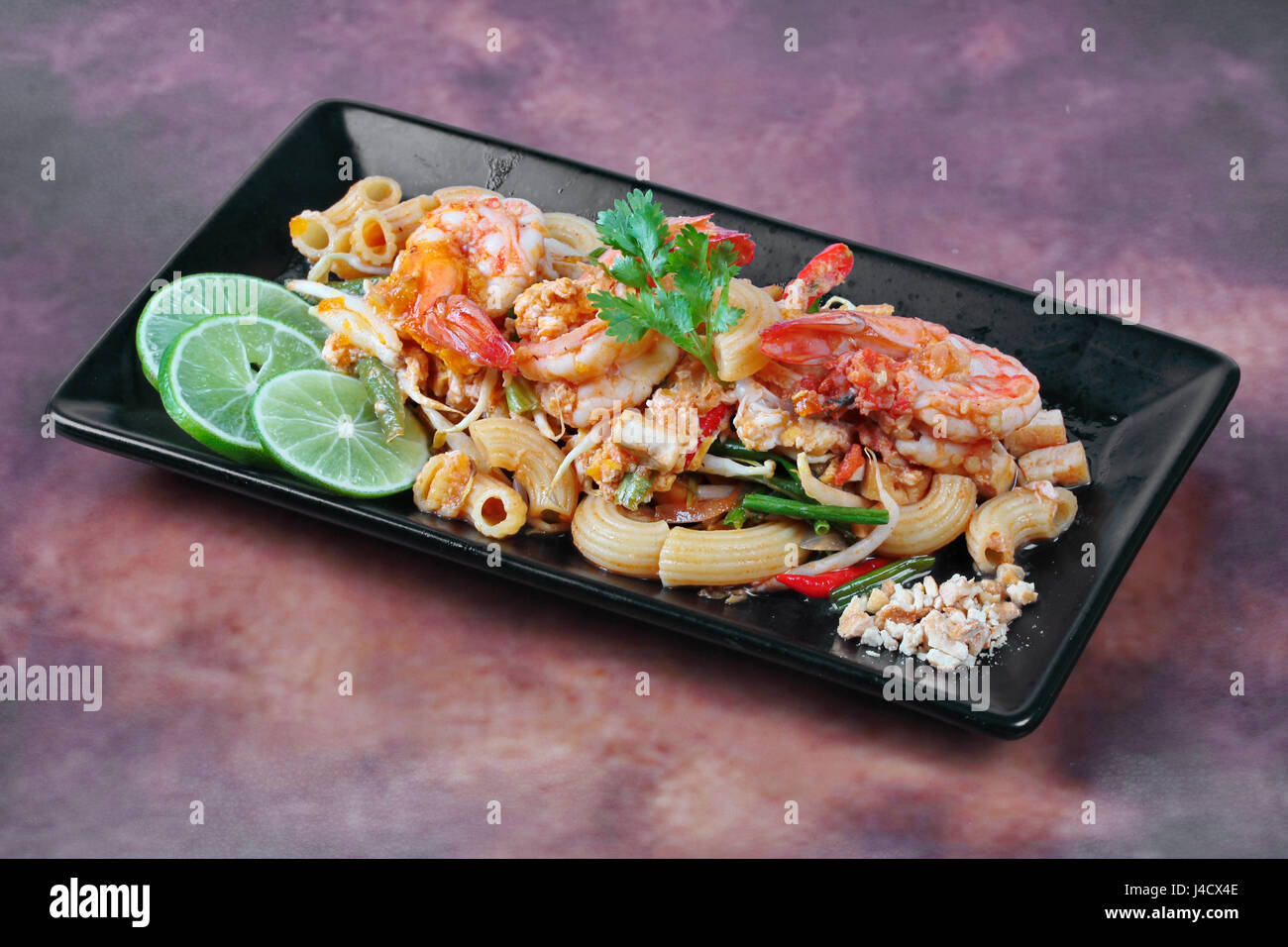 Macaroni aux crevettes frits thaï , appelez Pad Thaï Macaroni en thaï, est interfood en utilisant de macaroni cuit avec Pad Thaï comme sauce tamarin,oeufs,émincées Banque D'Images