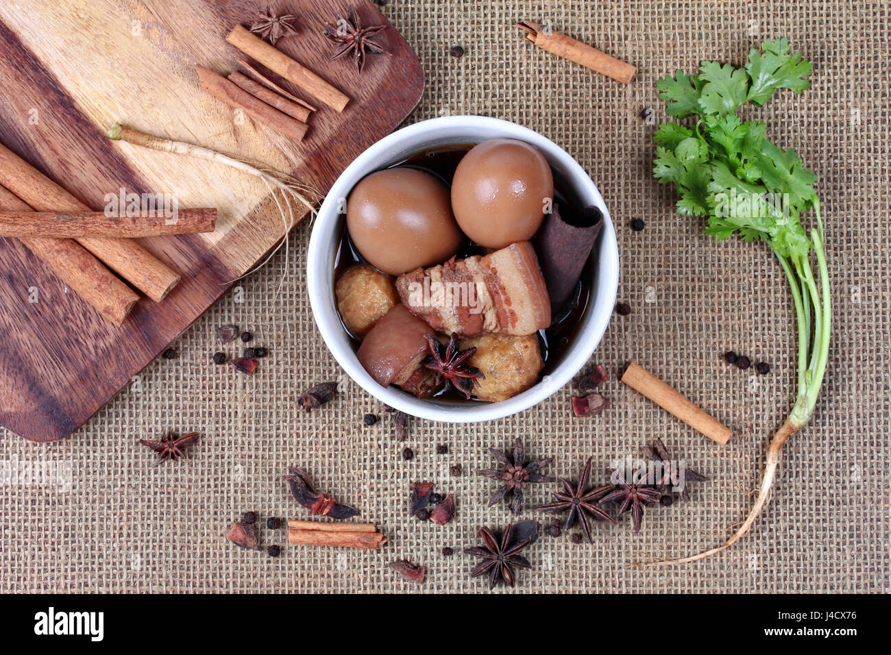 Thai Recettes : oeuf cuit en ragoût avec du tofu et entrelardées porc ,appelez Khai Palo en thaï, prendre une photo avec des herbes comme l'anis étoilé chinois ,cannelle,black peppe Banque D'Images