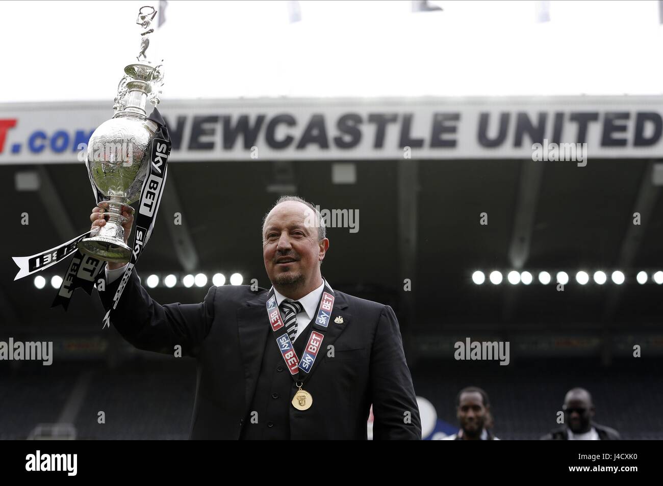 RAFAEL BENITEZ AVEC SKY BET CH NEWCASTLE UNITED FC V BARNSLEY ST JAMES PARK NEWCASTLE ANGLETERRE 07 Mai 2017 Banque D'Images