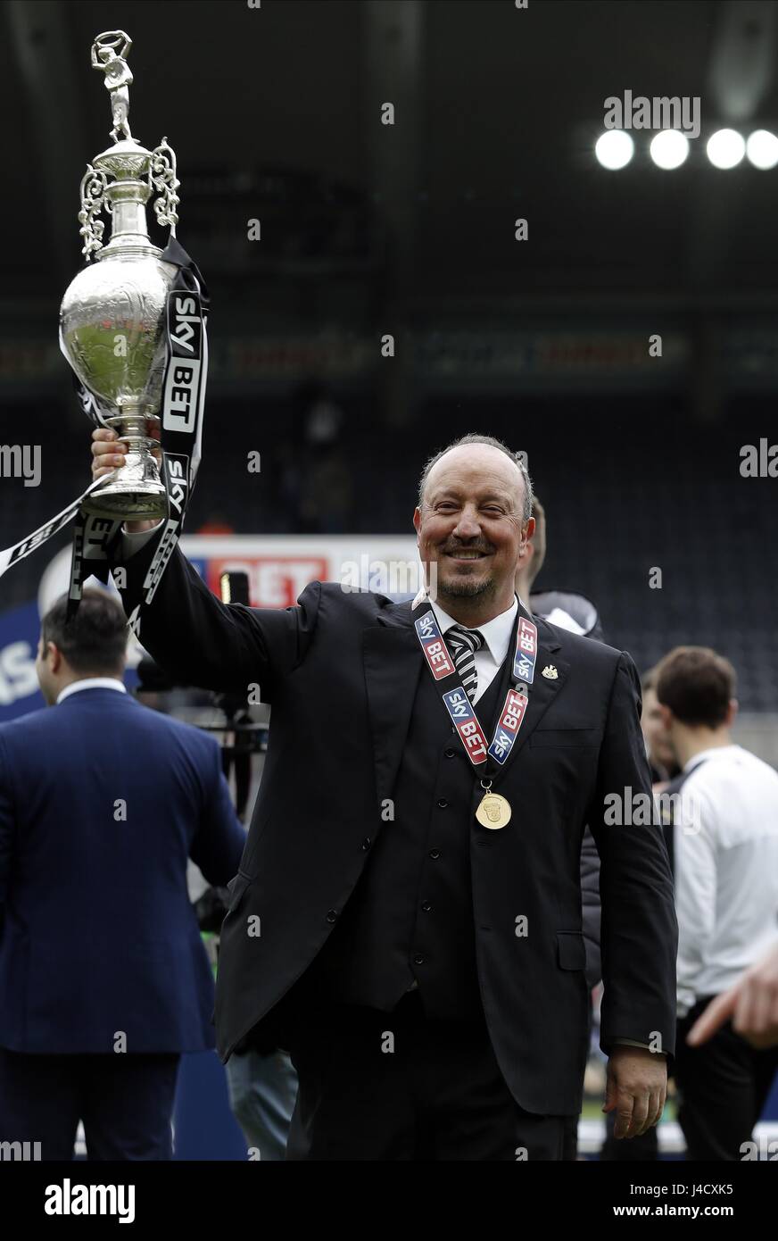RAFAEL BENITEZ AVEC SKY BET CH NEWCASTLE UNITED FC V BARNSLEY ST JAMES PARK NEWCASTLE ANGLETERRE 07 Mai 2017 Banque D'Images